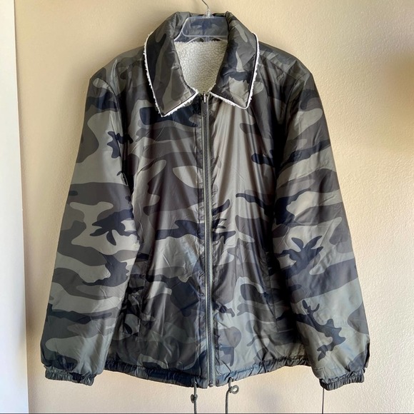 Men’s UGG Green Camo Fleece Waterproof Jacket - Picture 2 of 9